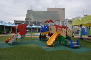 無料遊具を設置した屋上公園